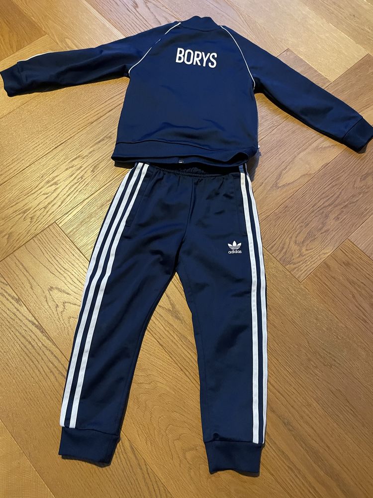 Dres dla chłopczyka marki Adidas z imieniem