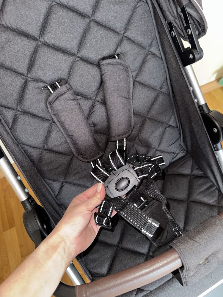 Прогулянкова коляска CARRELLO Bravo CRL-5512 Air з надувними колесами.