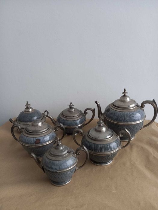 Bules de chá e outros em esmalte - Graniteware Sec. XIX