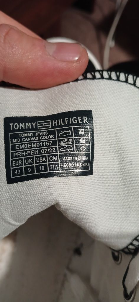 Tommy Hilfiger mid canvas color