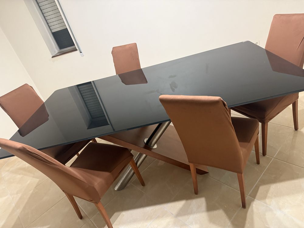 Vendo mesa de vidro duplo preta com madeira  e cama  em couro braco