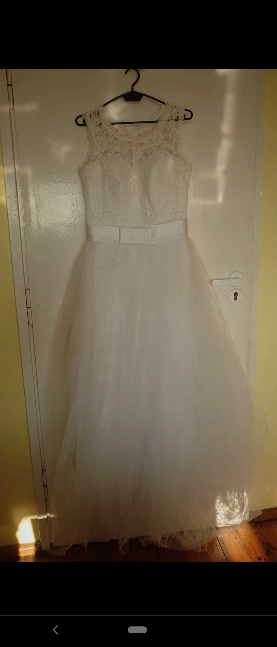 Biała suknia ślubna typu "księżniczka"