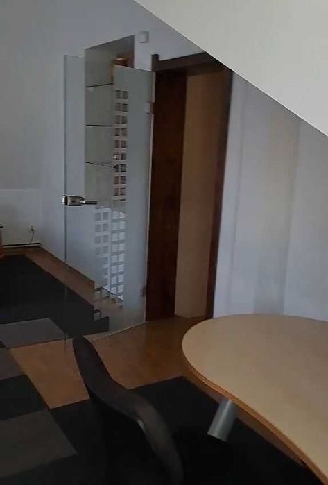 Drzwi szklane z framugami i klamkami, zawiasami