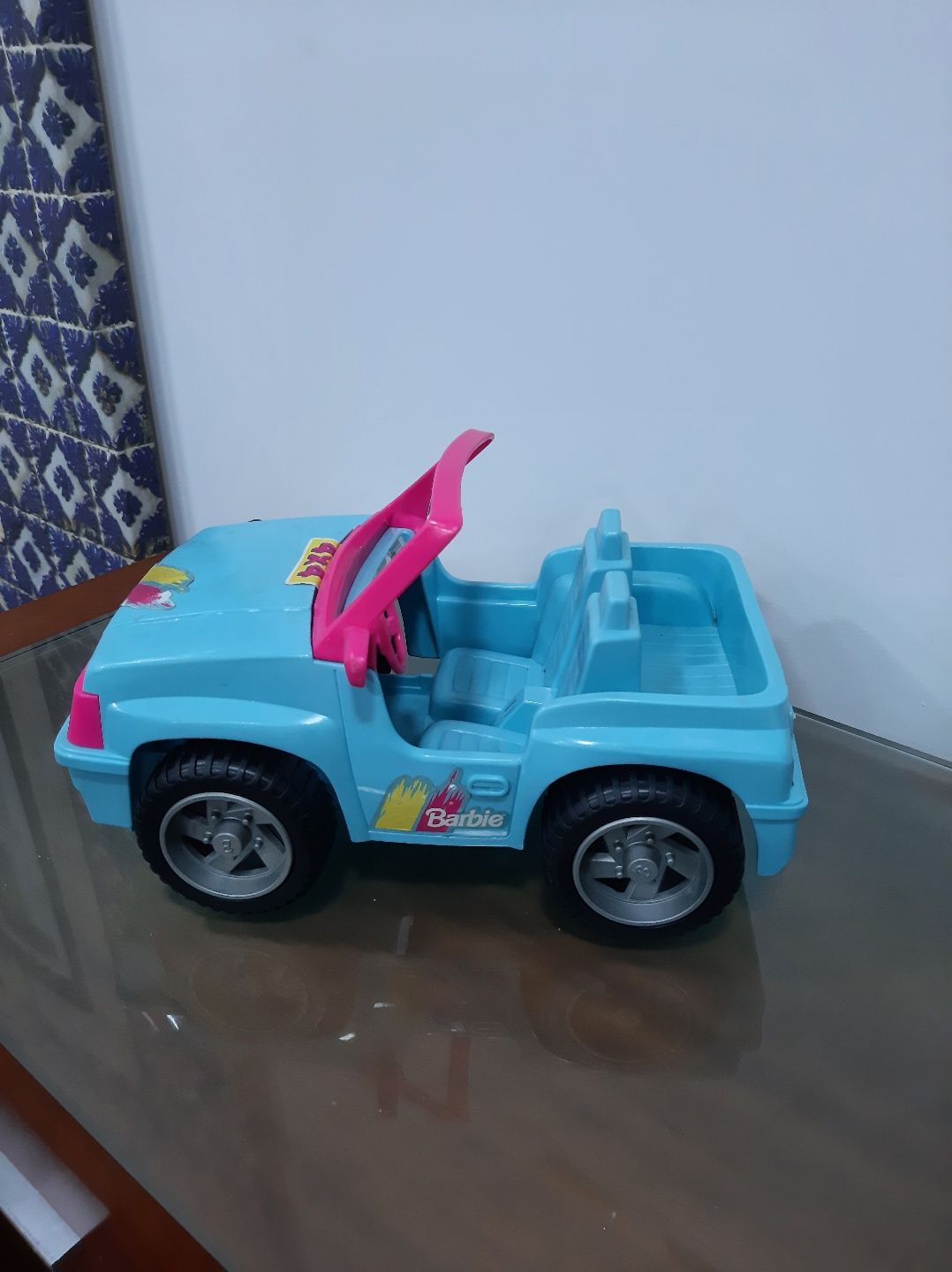 Carro barbie, com barbies.