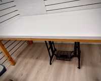 Mesa Branca com base de madeira