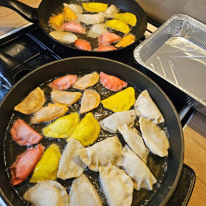 Recznie lepione pierogi domowe jedzenie