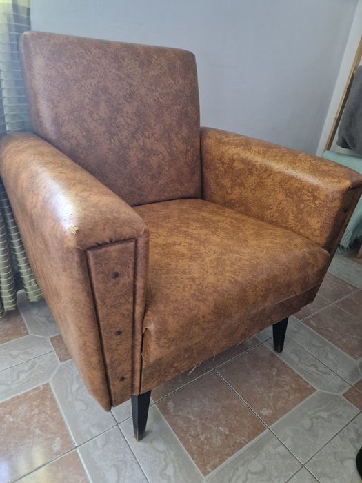 Cadeirão castanho usado