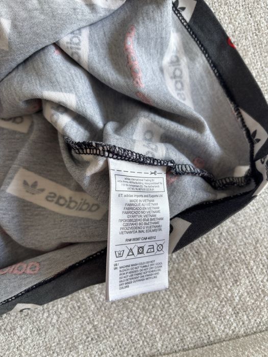 Kolorowa logowana koszulka sportowa adidas w bardzo dobrym stanie