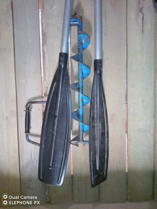 Бур для риболовлі і весла