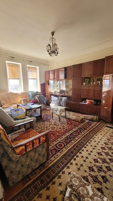 Продам 2-во кімнатну високогабаритну.