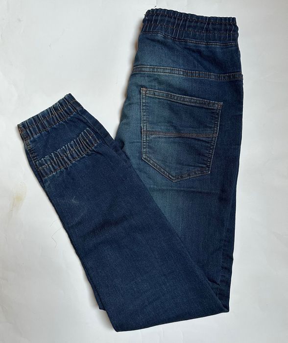 Reserved miękkie spodnie jeansy chłopięce joggery 158