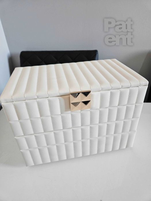 Duża biała pikowana szkatułka na biżuterię 4 poziomy z lusterkiem