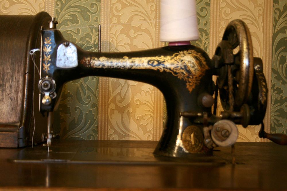 Вінтажна антикварна швейна машина Singer 1905 в робочому стані