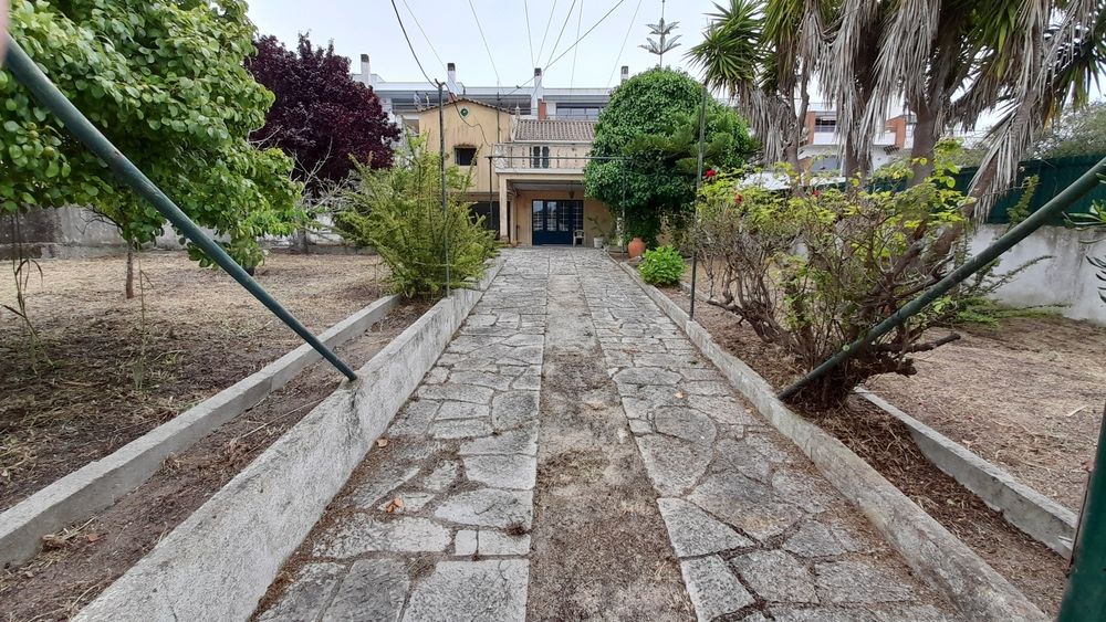 Vende-se vivenda em lote com 806m2