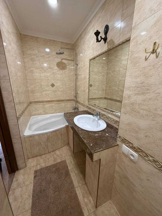 Оренда 4к будинку з гаражем на Карачунах