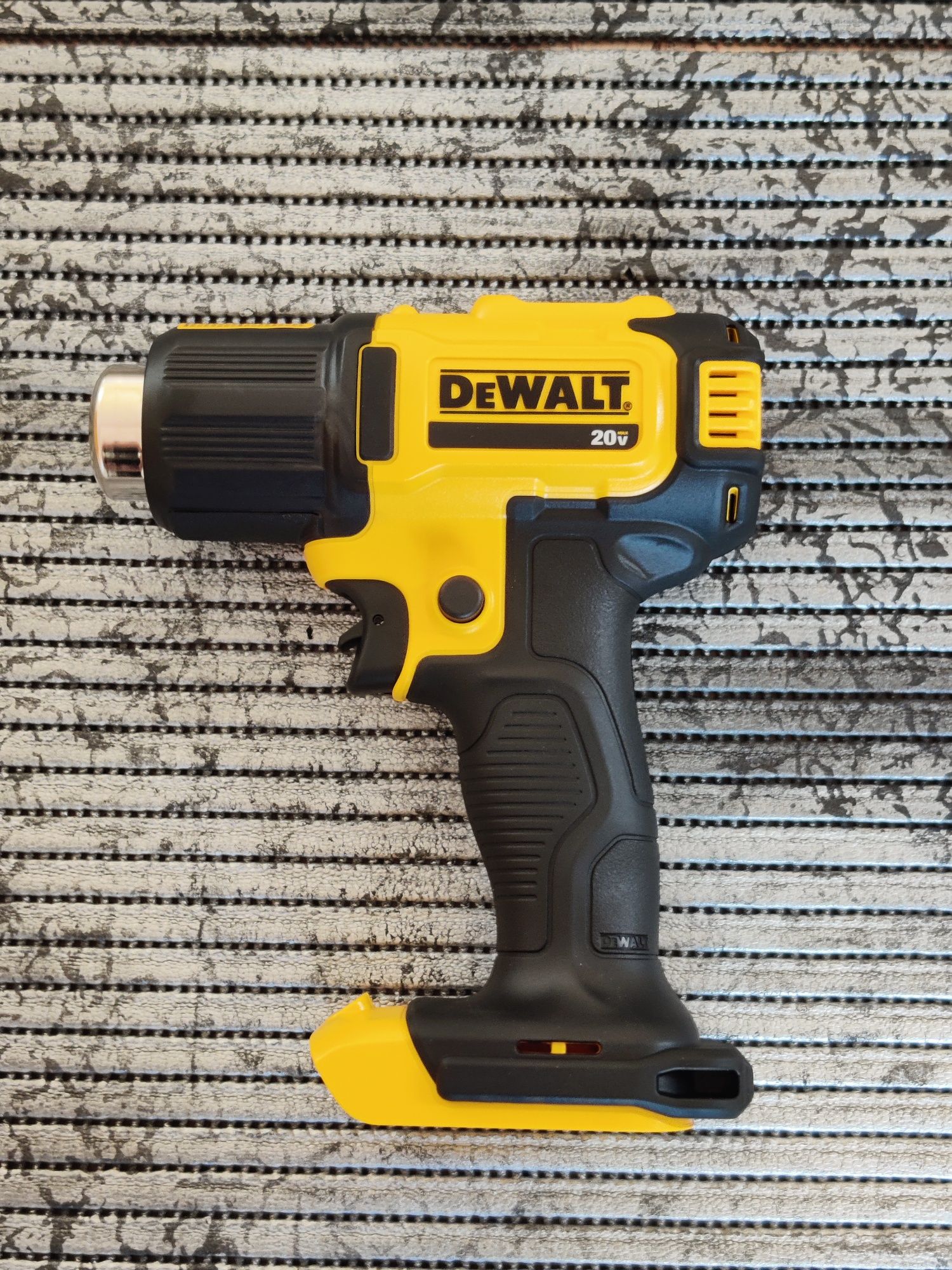 Пістолет гарячого повітря - фен акумуляторний DCE530.
DeWALT DCE530N