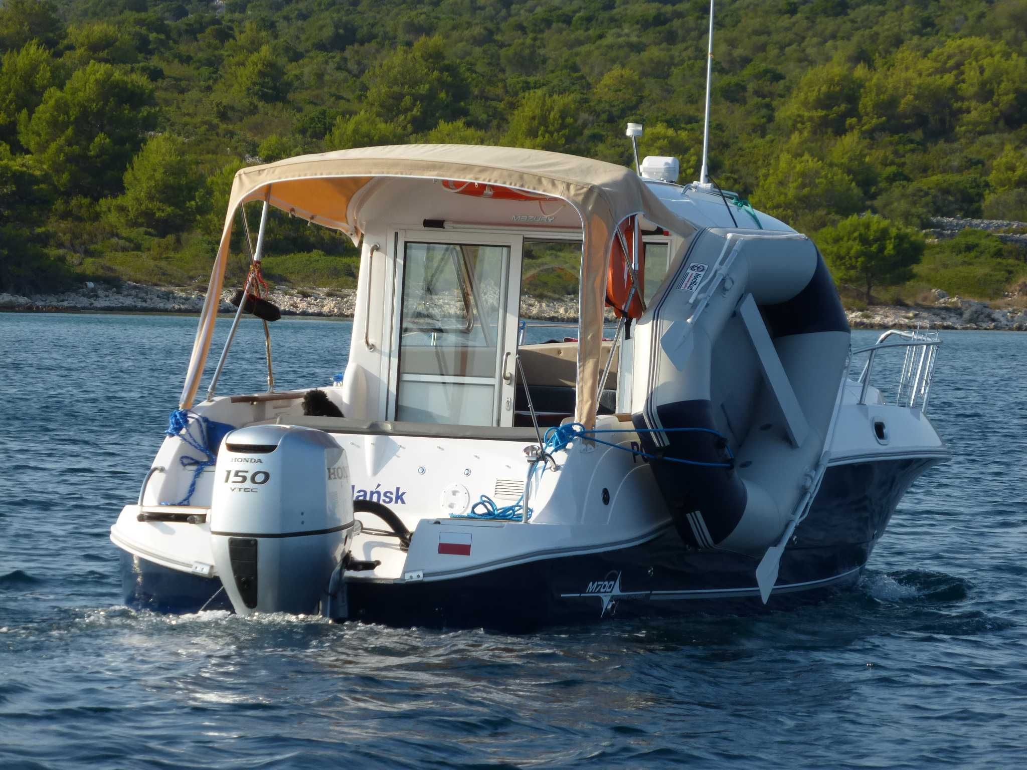 Jacht motorowy Mazury 700 z fotowoltaiką i przyczepą
