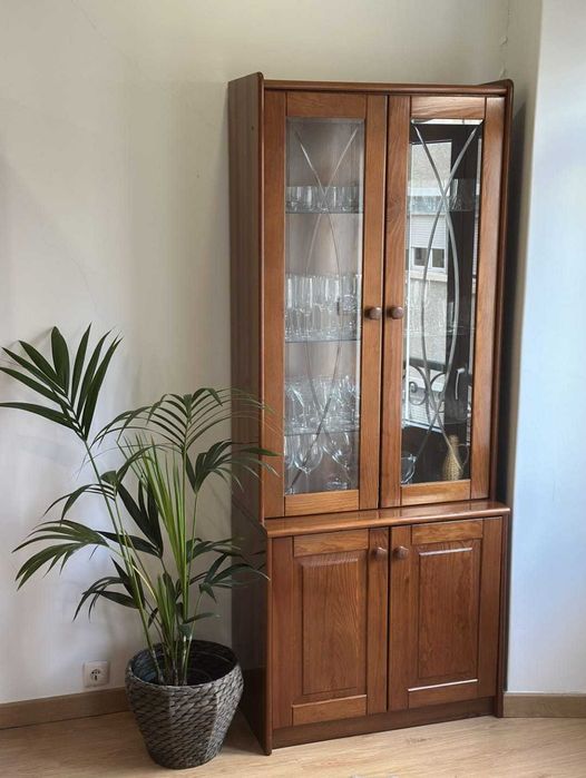 Louceiro em madeira, Cristaleira