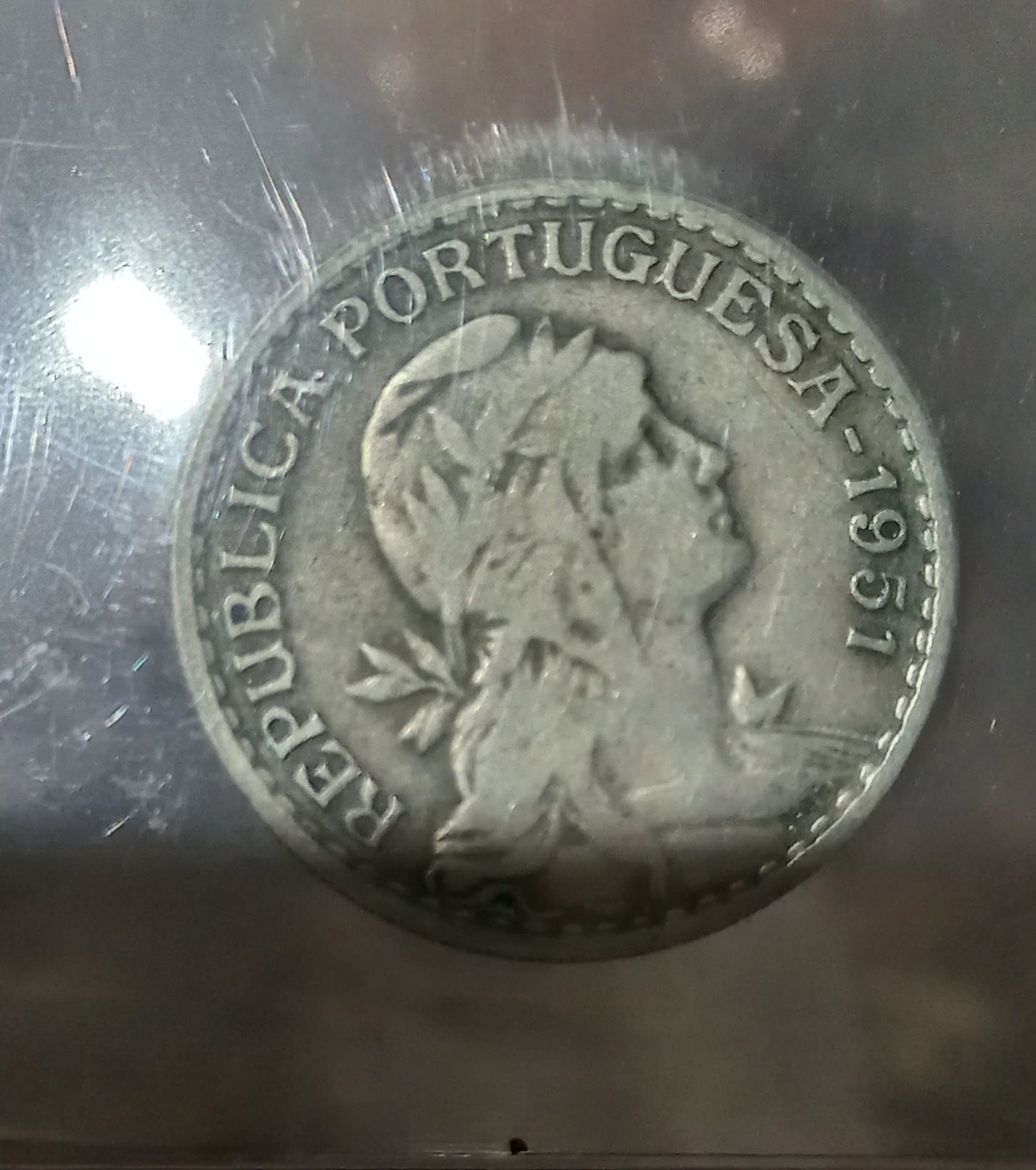 Várias moedas de 1 escudo a partir de 20 euros