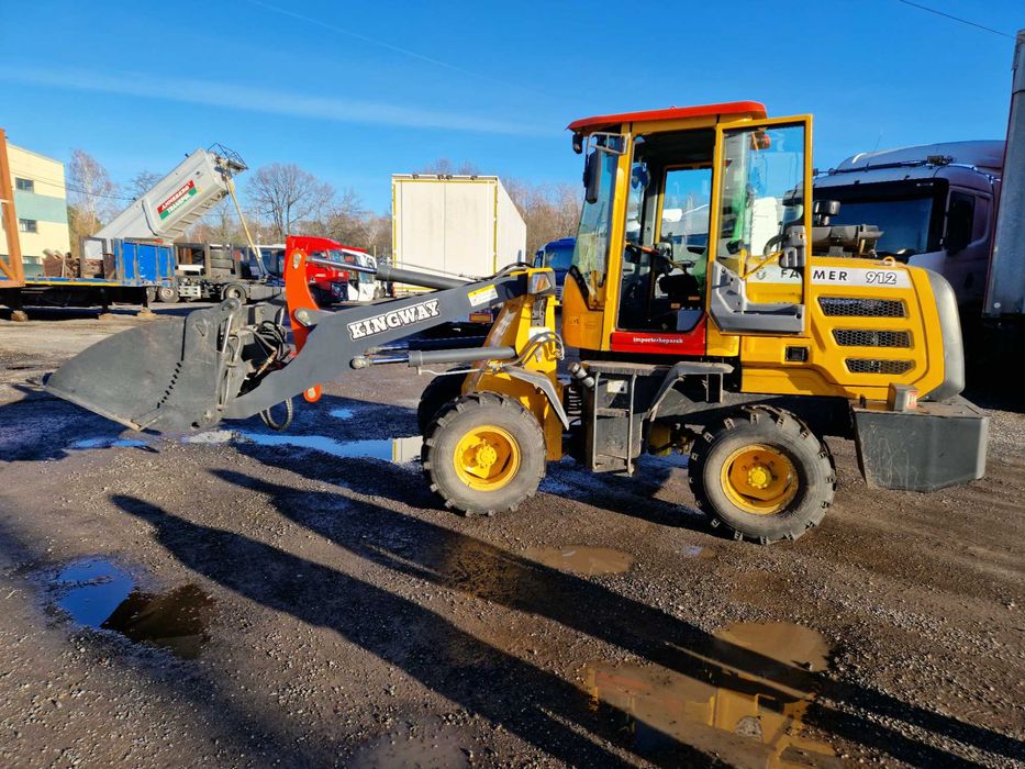 Prace ziemne / Wyrównywanie terenu / Ładowarka