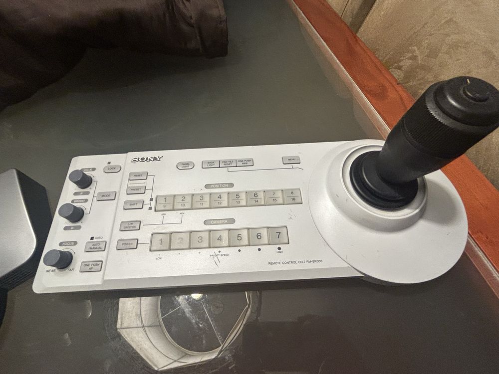 Câmera PTZ Sony EVI HD1 com Remote Sony RM-BR300
