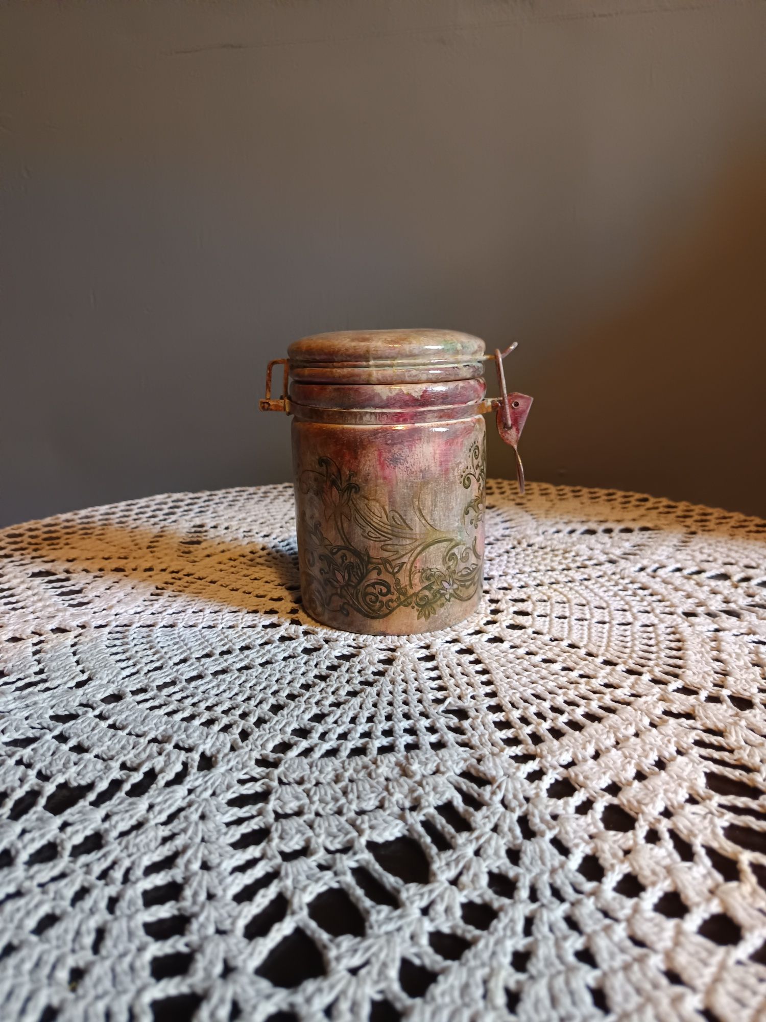 Słoik ozdobiony techniką decoupage