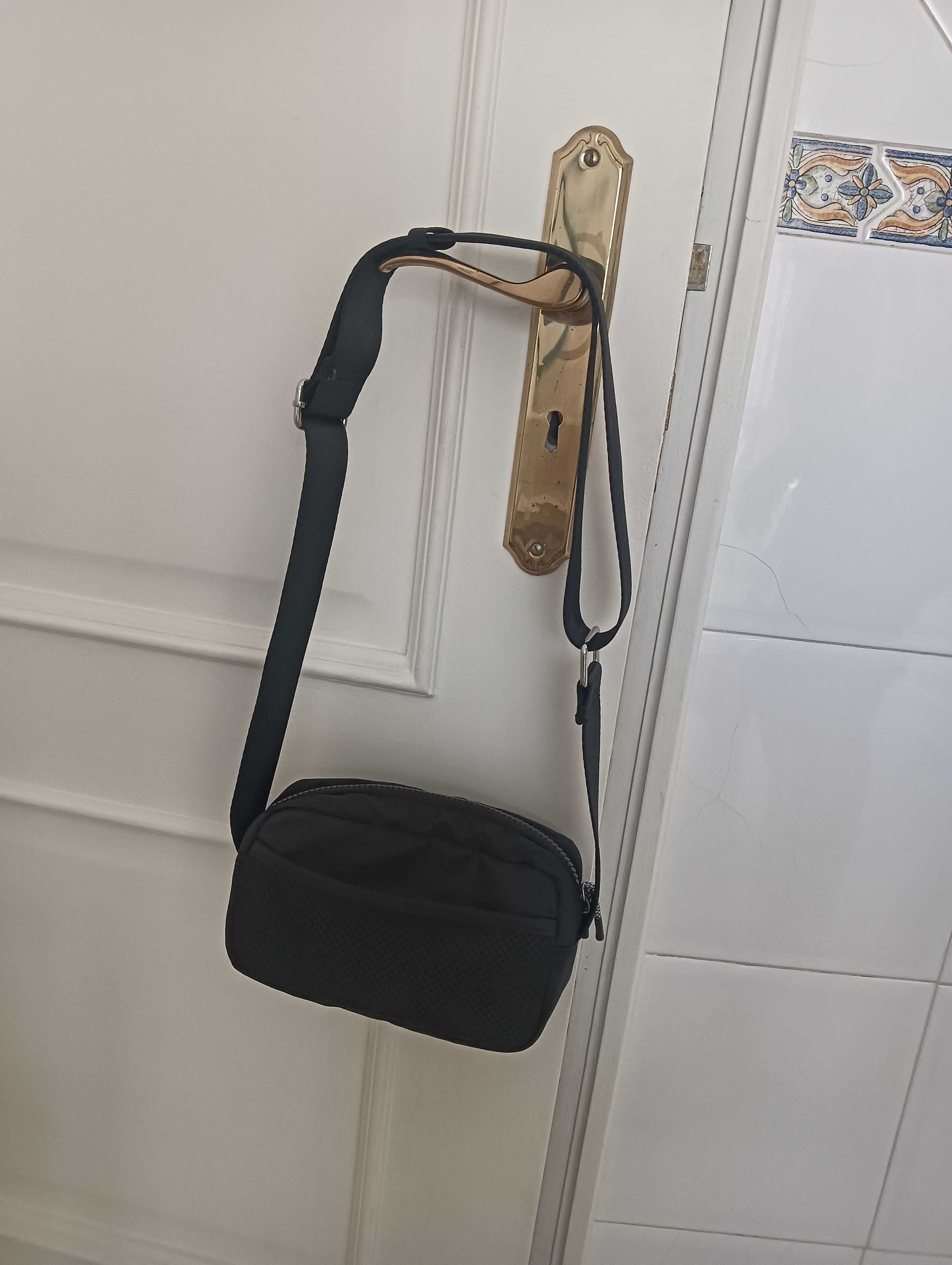 Mala preta tiracolo Parfois