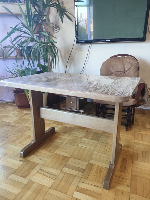 Новий дерев'яний стіл для вітальні, тераси  або кухні