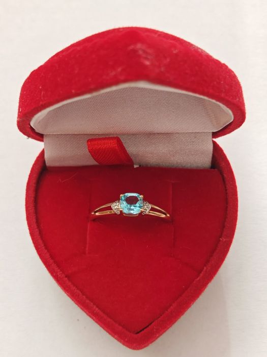 Złoty pierścionek zaręczynowy nowy