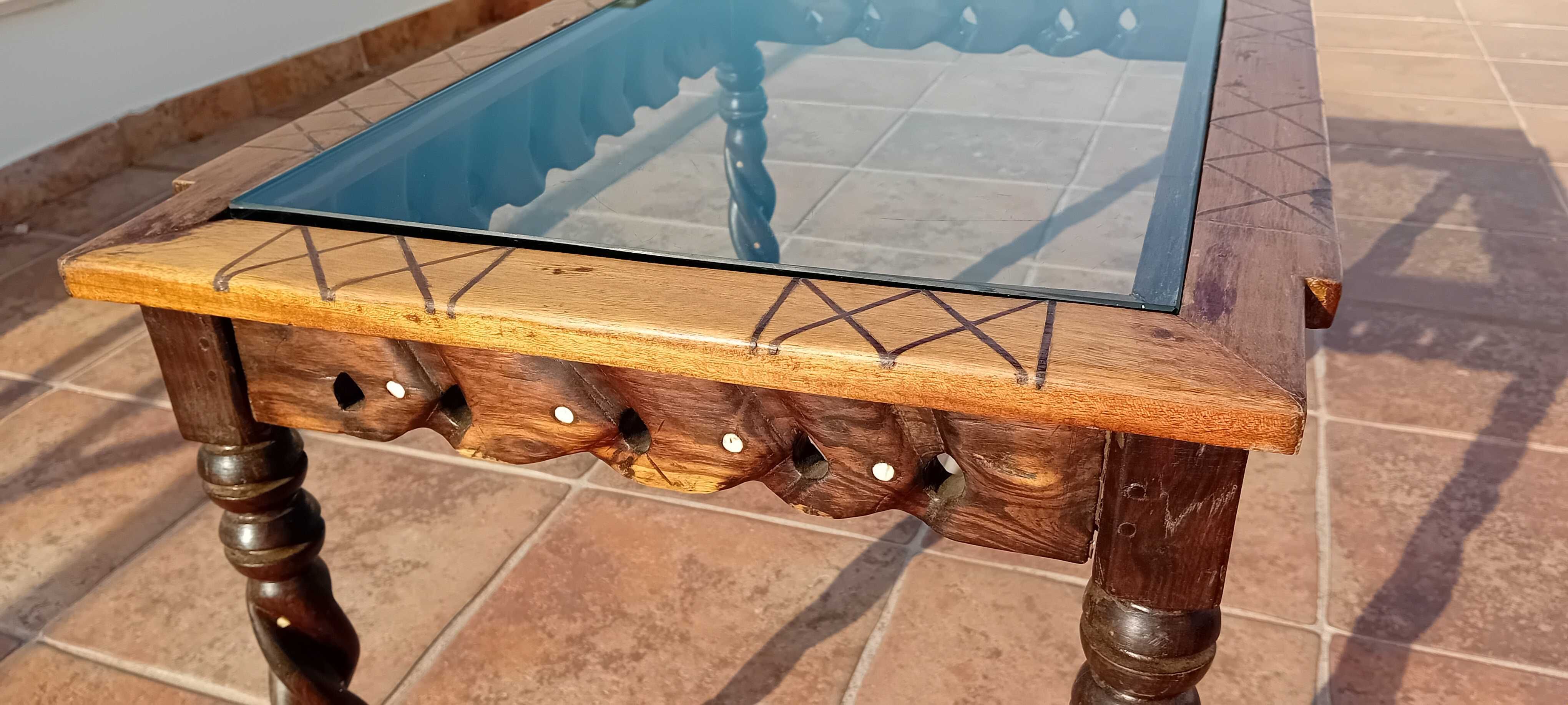 Mesa de frente de sofá em madeira esculpida com tampo em vidro