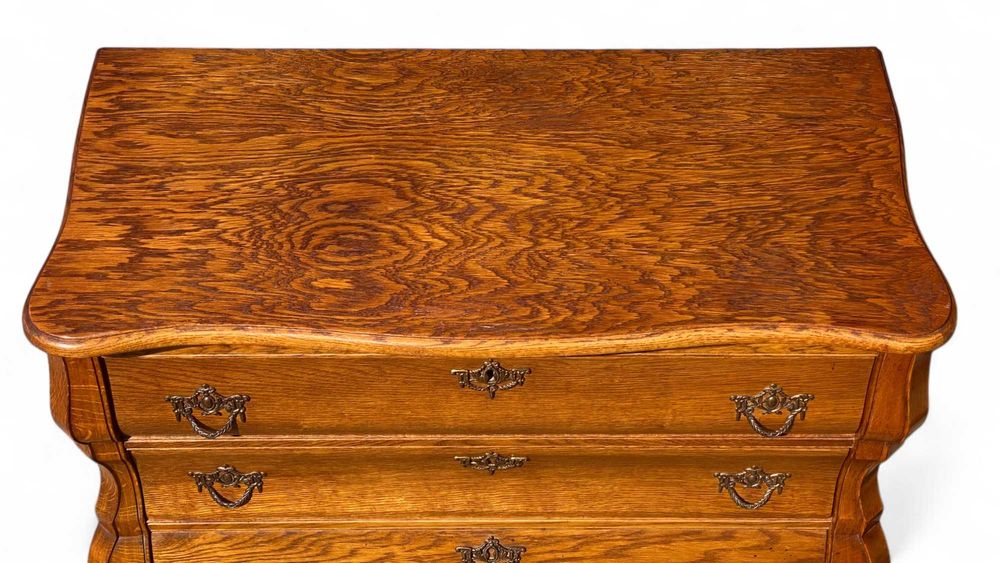 Stylowa brzuchata komoda na rzeźbionych nogach