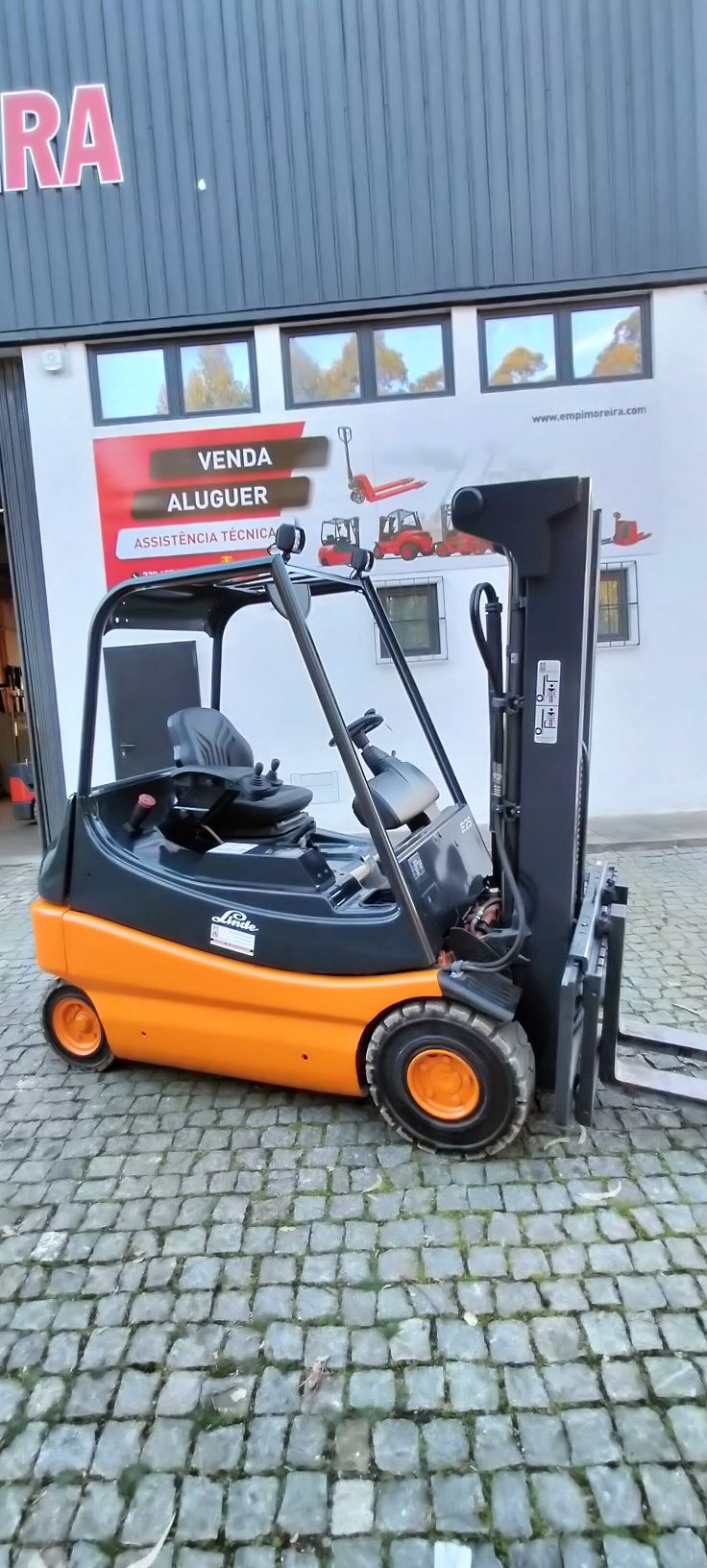 Empilhador Linde Elétrico 2500kg ,5000horas ,Triplo 4,50mt  ,Bat. Nova