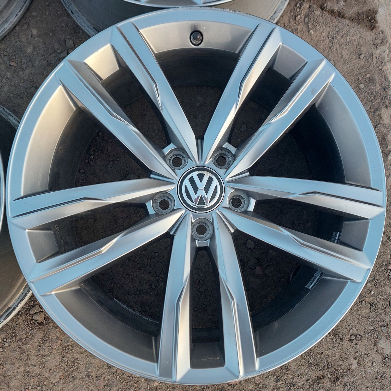 5 112 R18 VW Passat Tiguan Touran Golf