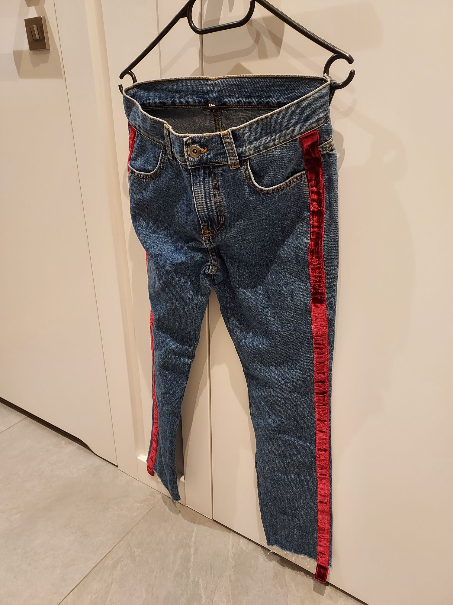 Spodnie jeans damskiej Calzedonia czerwone lampasy rozmiar XS
