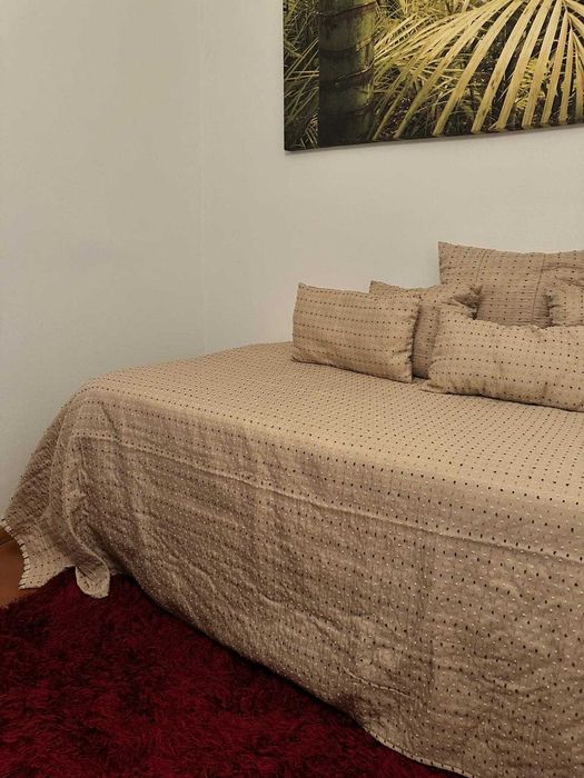 Cama solteiro 90×185 + colchão + sommier + colcha e 6 almofadas