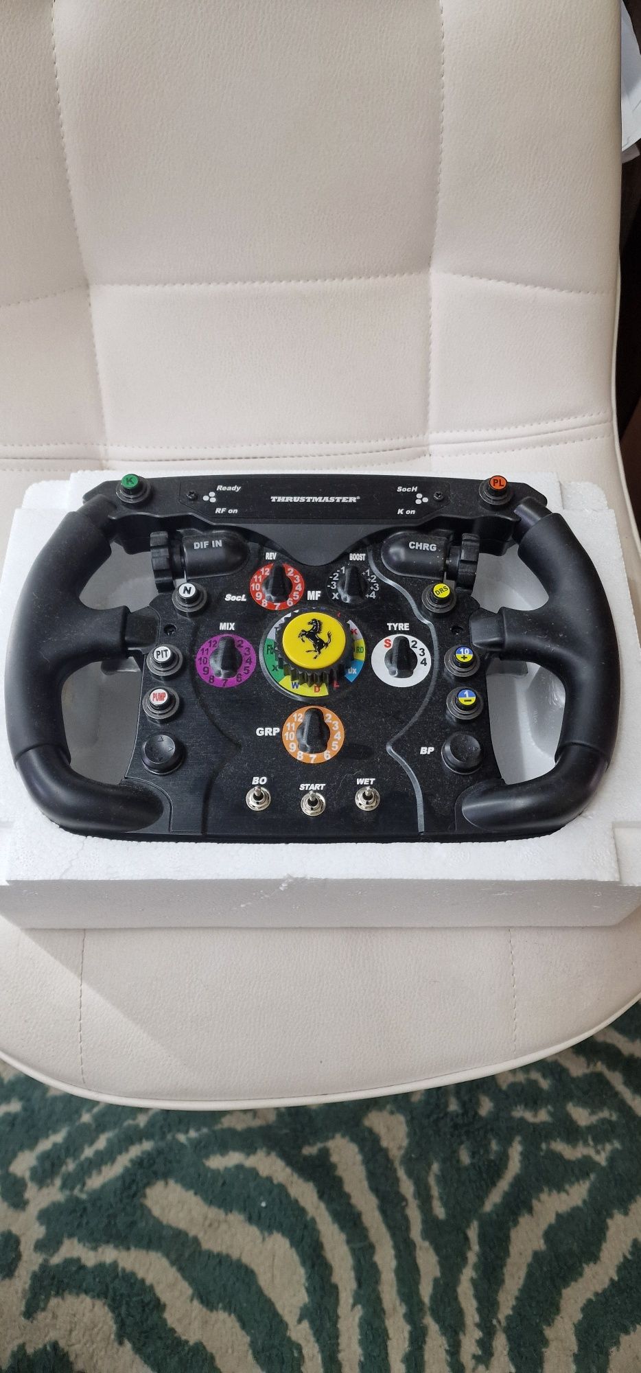 Volante, add-on e suporte com encaixe de cadeira