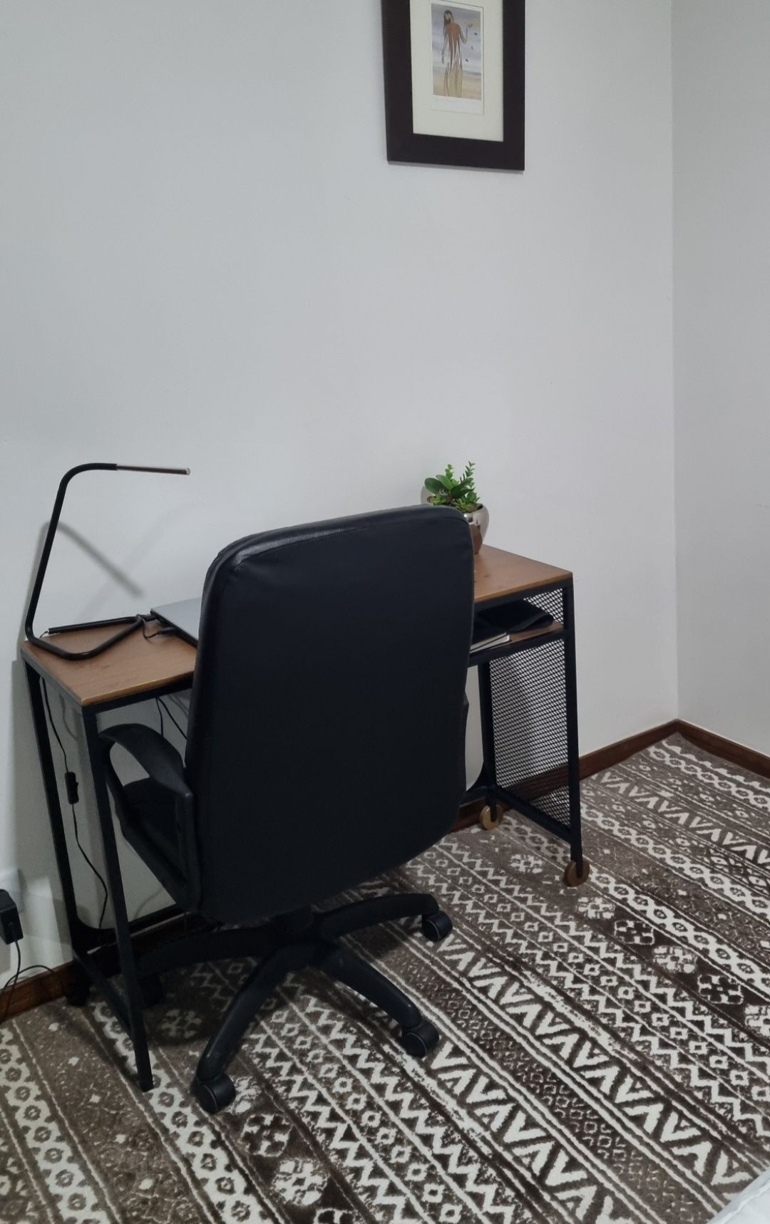 Secretaria e cadeira de escritório