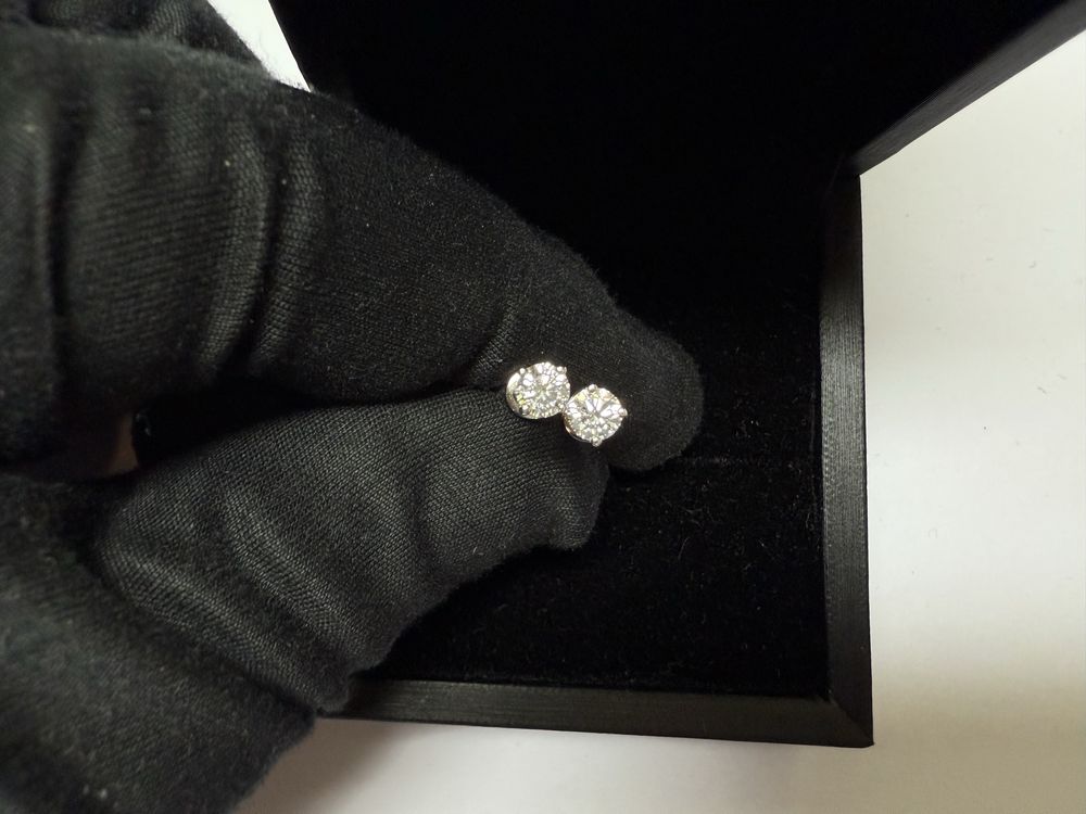 Сережки Tiffany пусеты 750 проба 1.57 грамм, бриллианты 0.48 ct F/VS