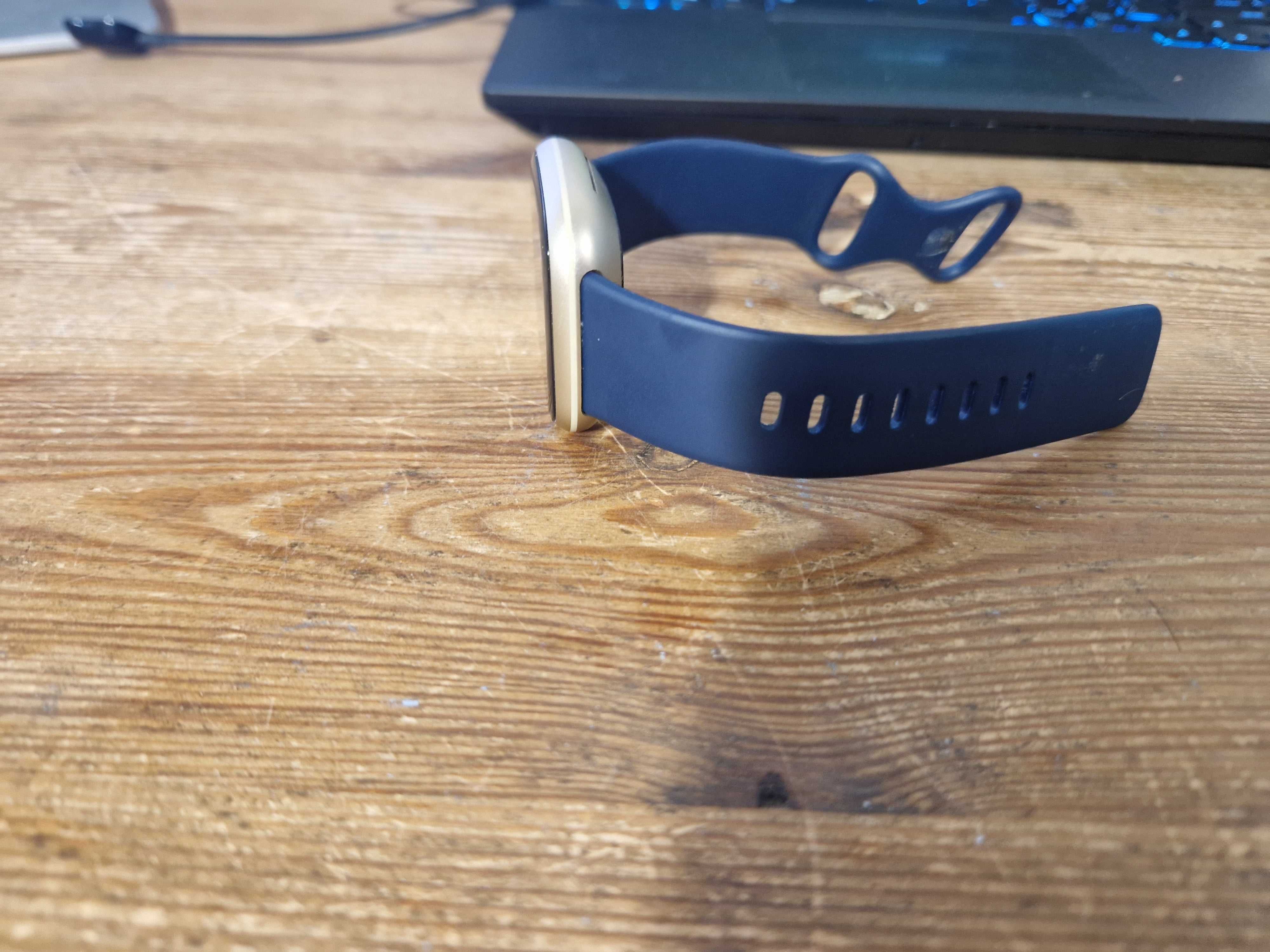 Smartwatch Fitbit Versa 3 czarny (2647)