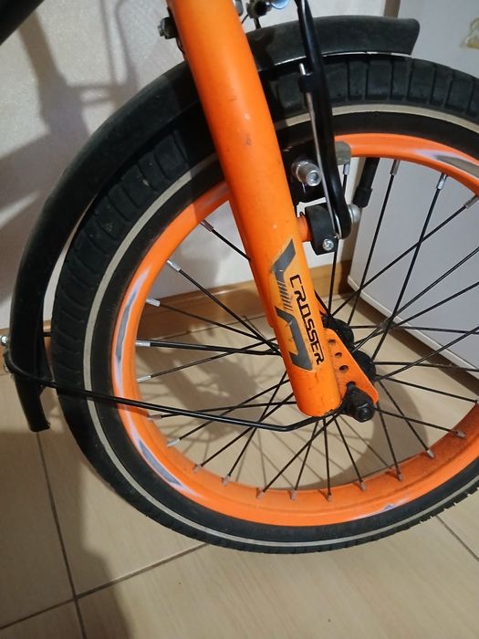 Велосипед дитячий помаранчево-чорного кольору 16 дюймів на 4-7 років