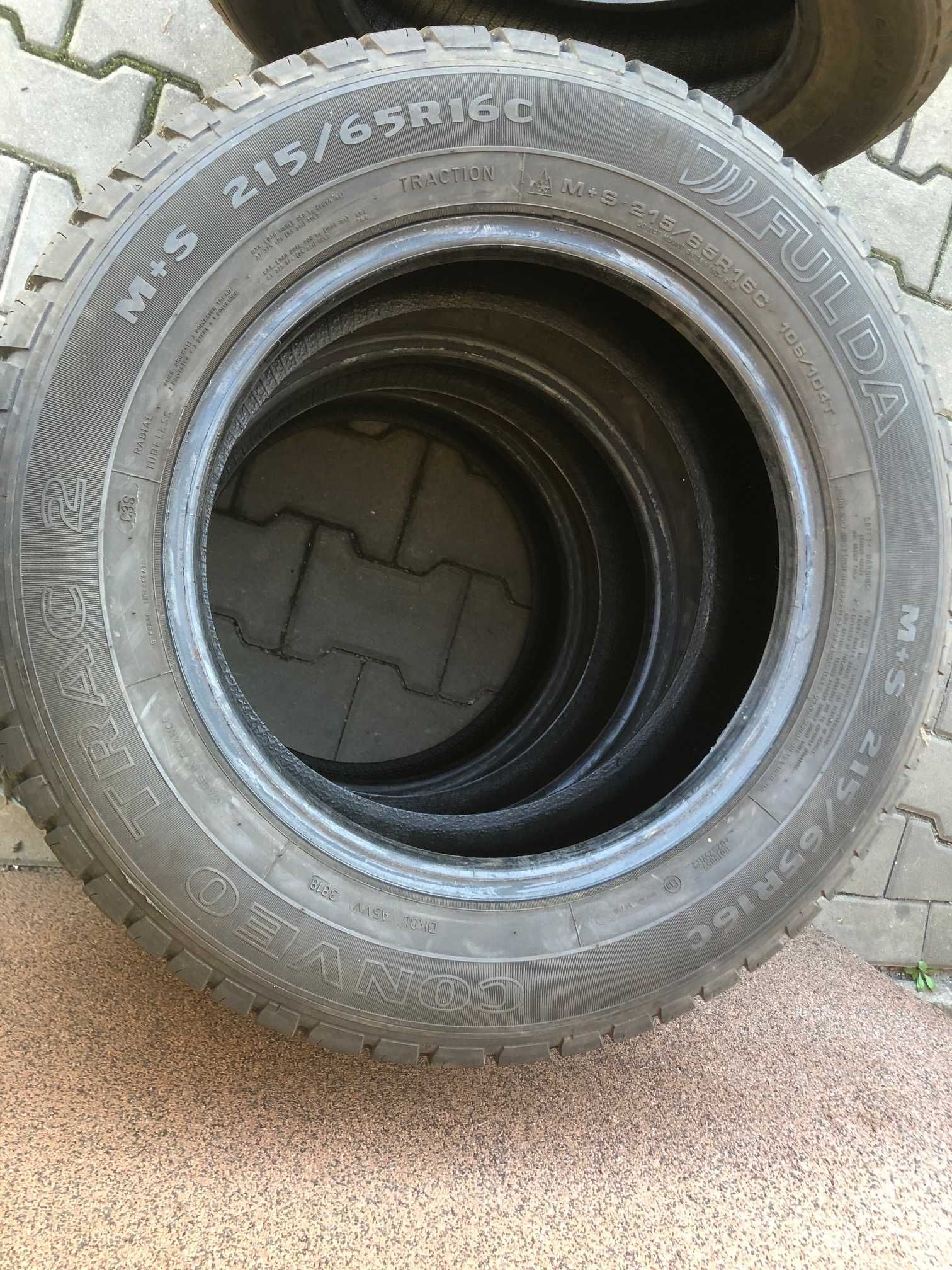 215/65/16C  Goodyear wzmacniane do busa 65%bieżnika, stan bdd