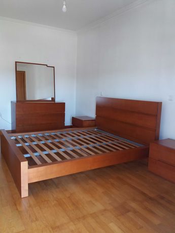 Mobilia de quarto em cerejeira em muito bom estado