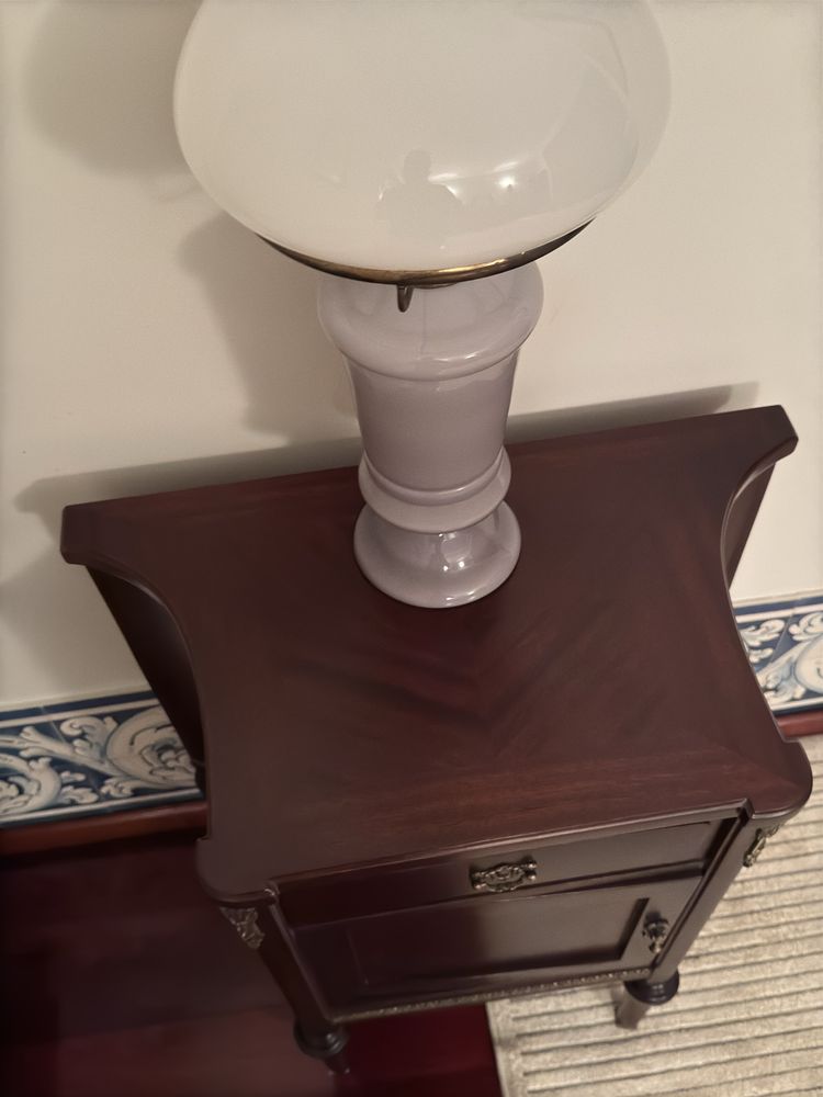 Mesa de cabeceira e candeeiro