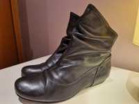 Botins em couro preto