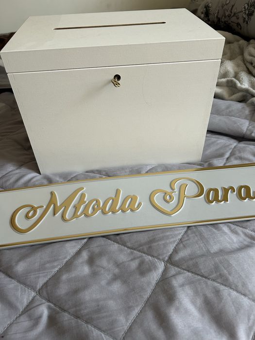 Skrzynka na koperty biala drewniana i tablice rejestracyjne Mloda Para