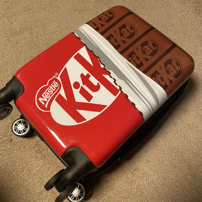 Zestaw 107 batonów KitKat & Lion (w ozdobnej walizce)