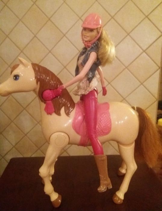 Konik z Barbie chodzacy