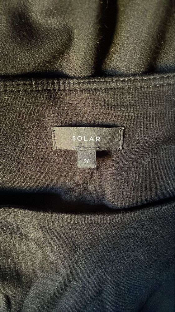 Czarna sukienka z modelkami w powiewających spódnicach Solar r. 36 / S
