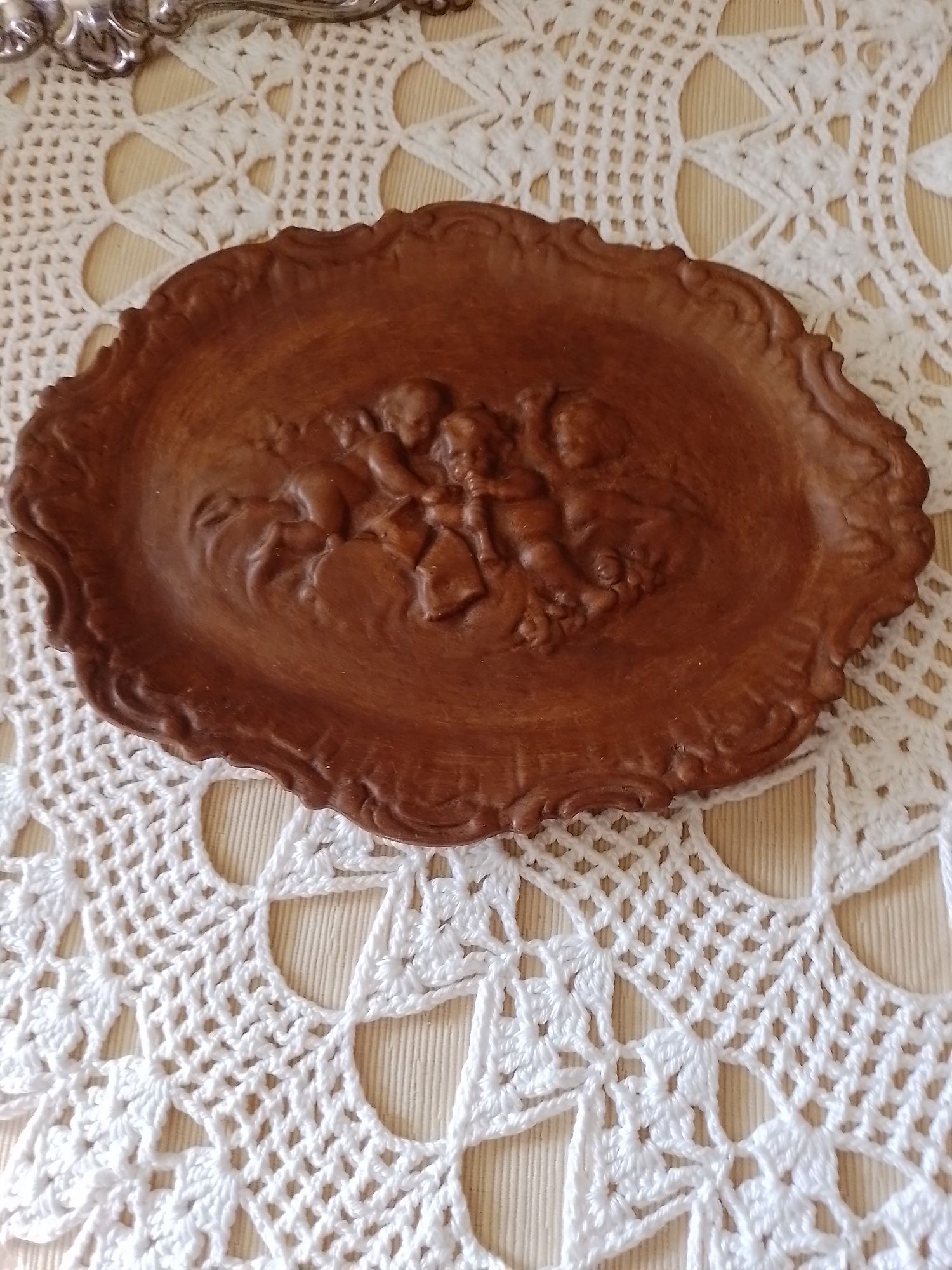 Placa decorativa com anjos em relevo
