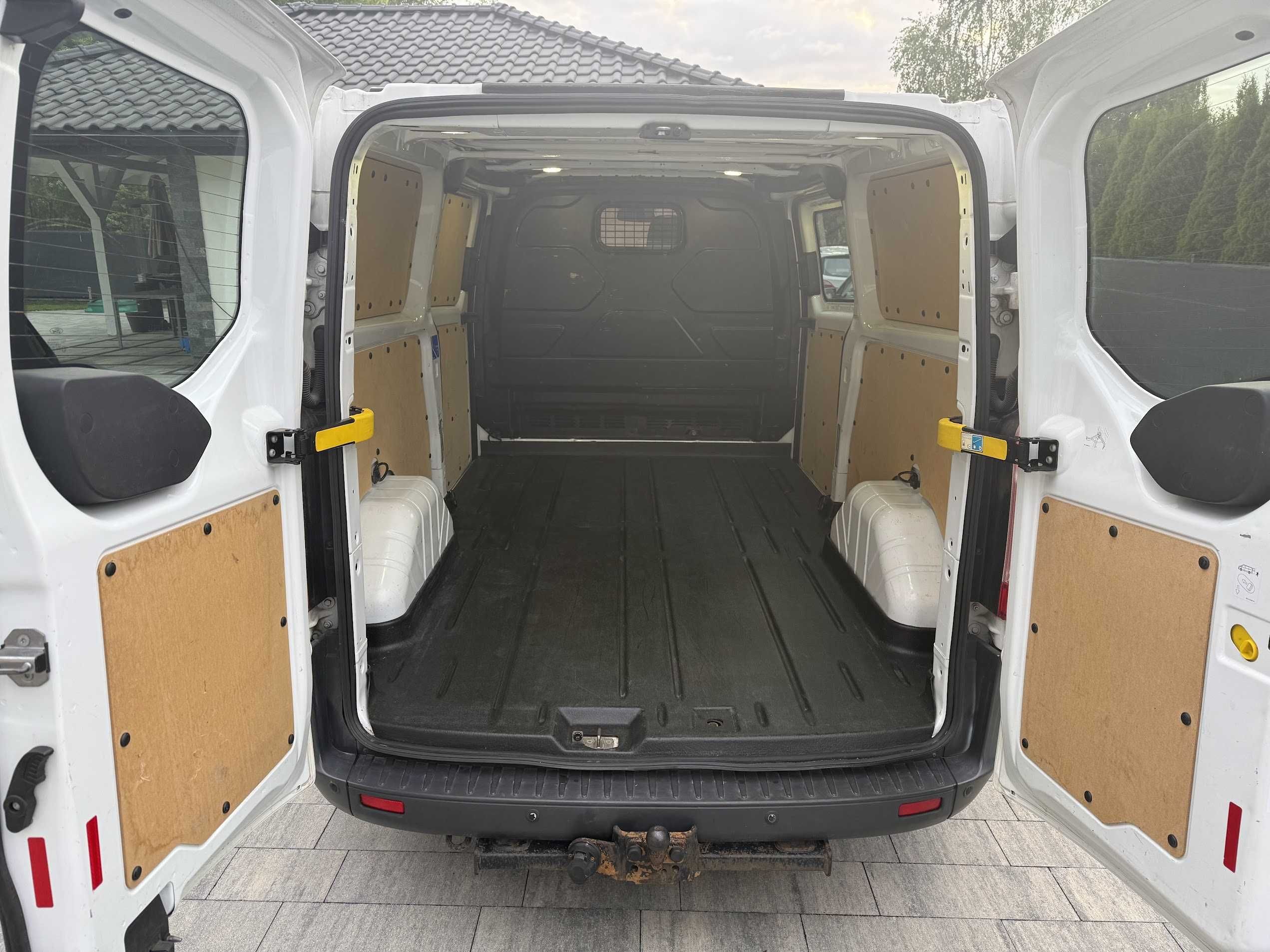 Wynajem busa dostawczego Ford Transit  hak VAT 23% wypożyczalnia aut
